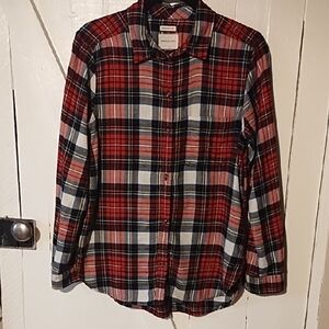 American Eagle Red, Black, & White Plaid Button-Up Shirt VGC Size Medium.
